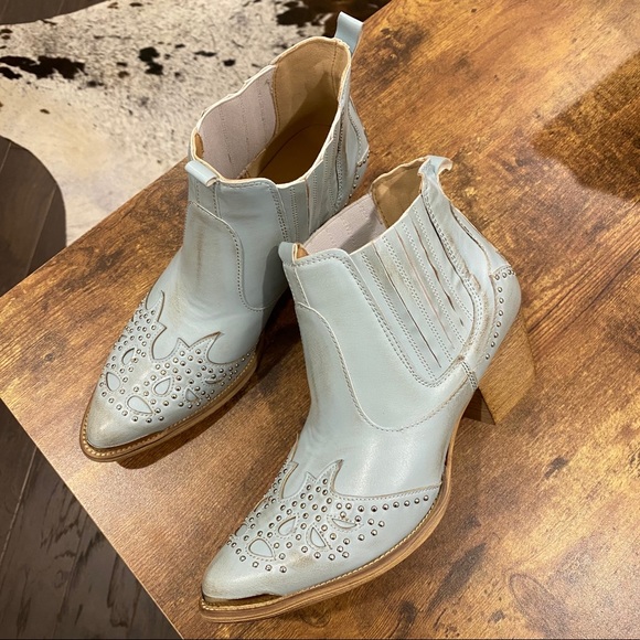 Wanted Shoes - Lonestar Western Light Blue Ankle Boots 7.5